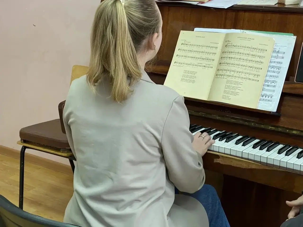 💛 Студентка Института управления и права ХГПУ Злата Казимагомедова совмещает обучение ...