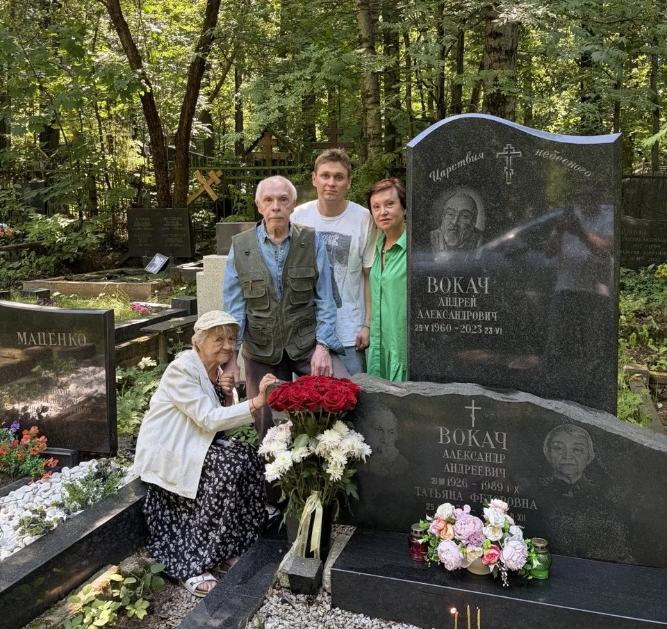 Артисты «Современника» посетили могилу Александра Вокача на Кунцевском кладбище 

В нашем театре оче