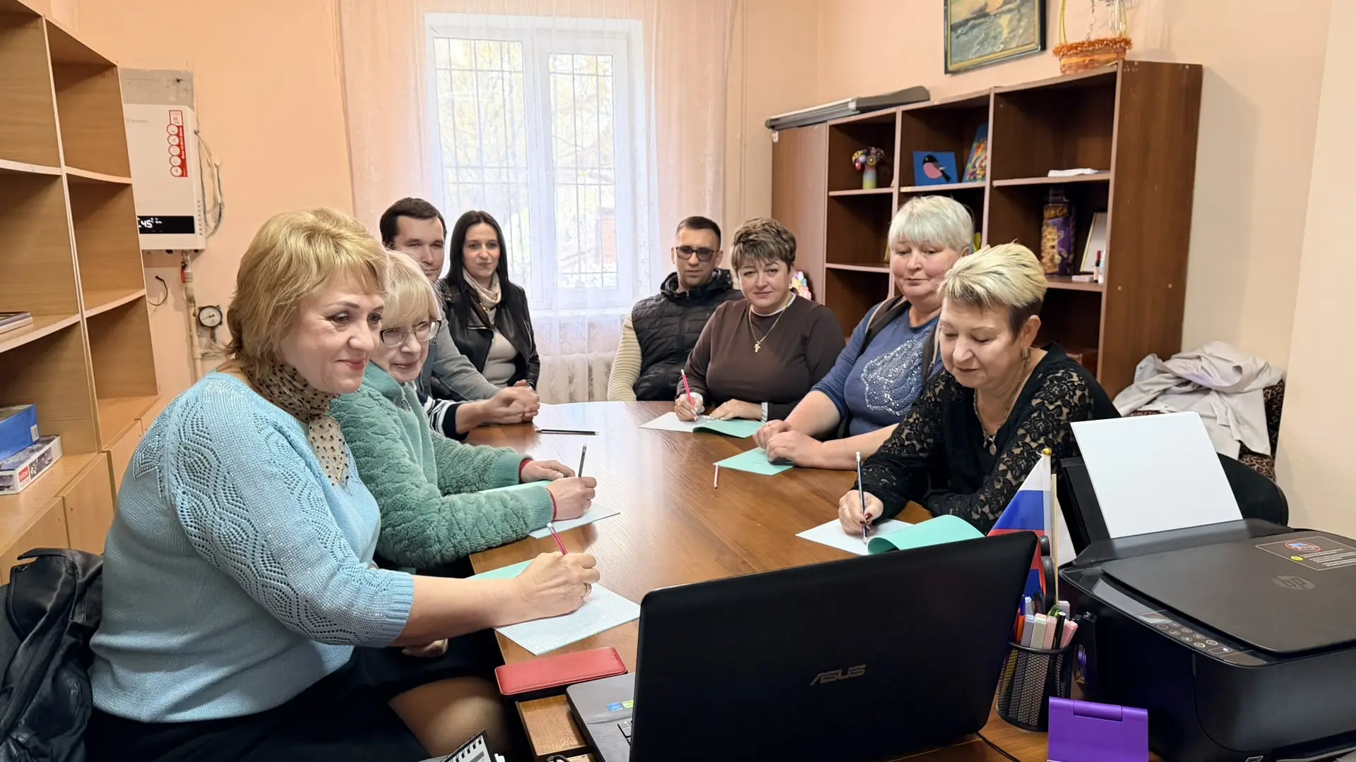 🗓️ 8 апреля наши сотрудники вместе посмотрели прямой эфир «Семья в фокусе государства:...