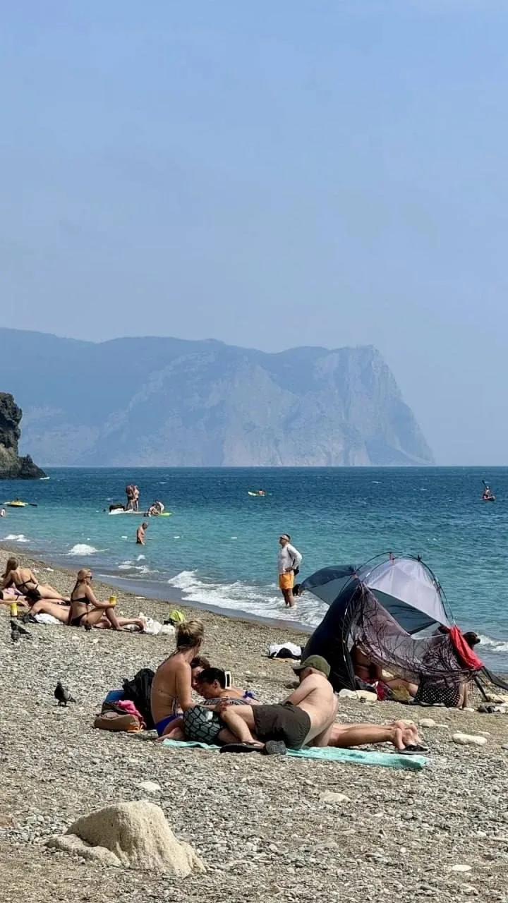 🌊 Яшмовый пляж на Фиоленте. Бирюзовая вода у подножия древних скал, галька всех оттенков зелёного, 