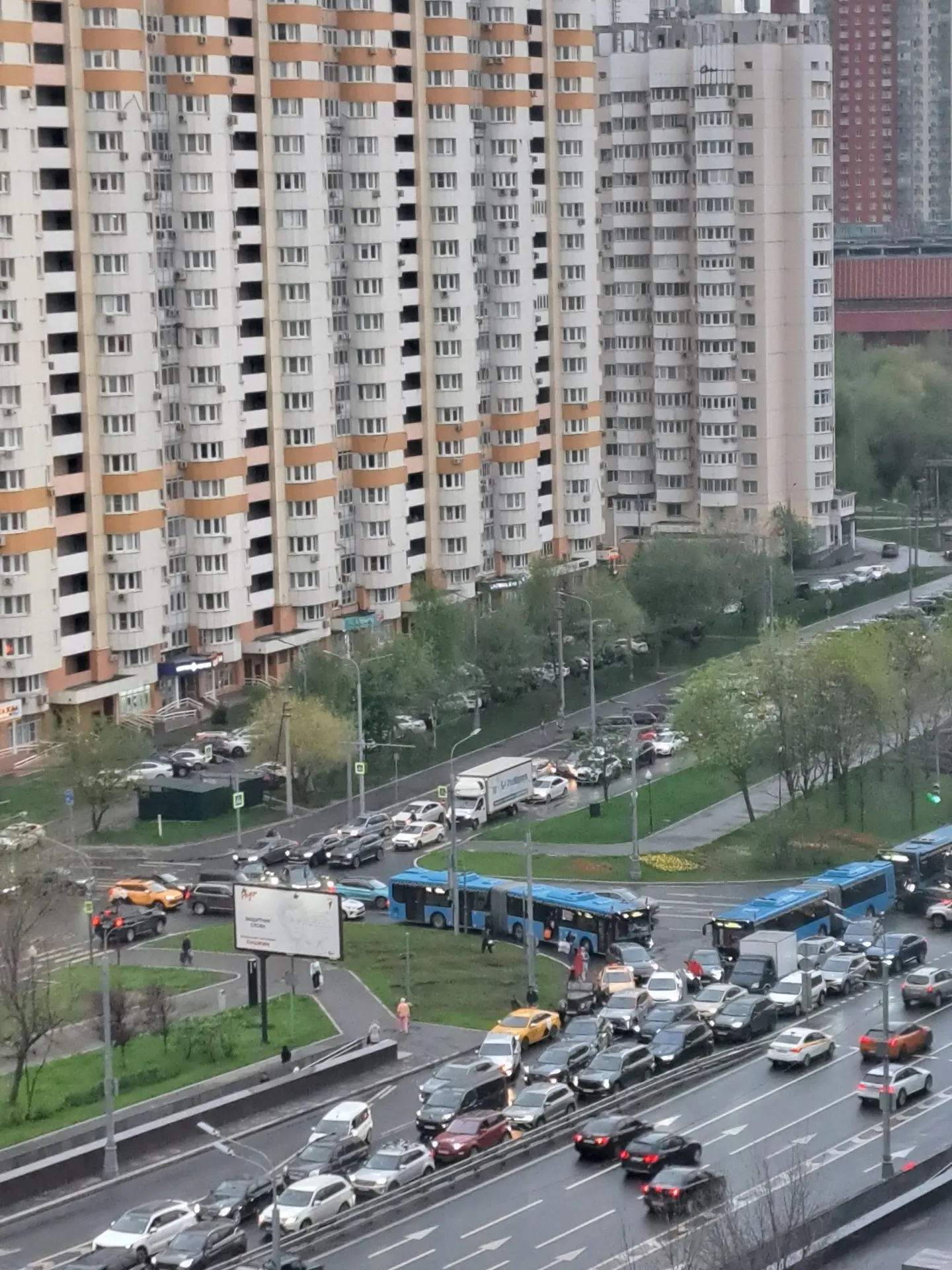 Метро закрыто в Митино, выбраться можно только на машине или автобусе, но на выезд из Митино и  огро