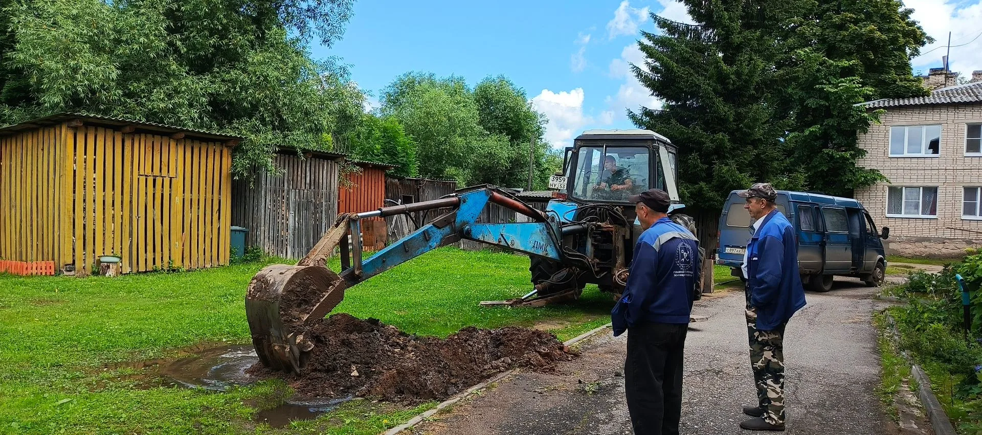 26.06.2026 работниками МУП"ЖКХ Холмского района" проводятся работы по восстановлению во...