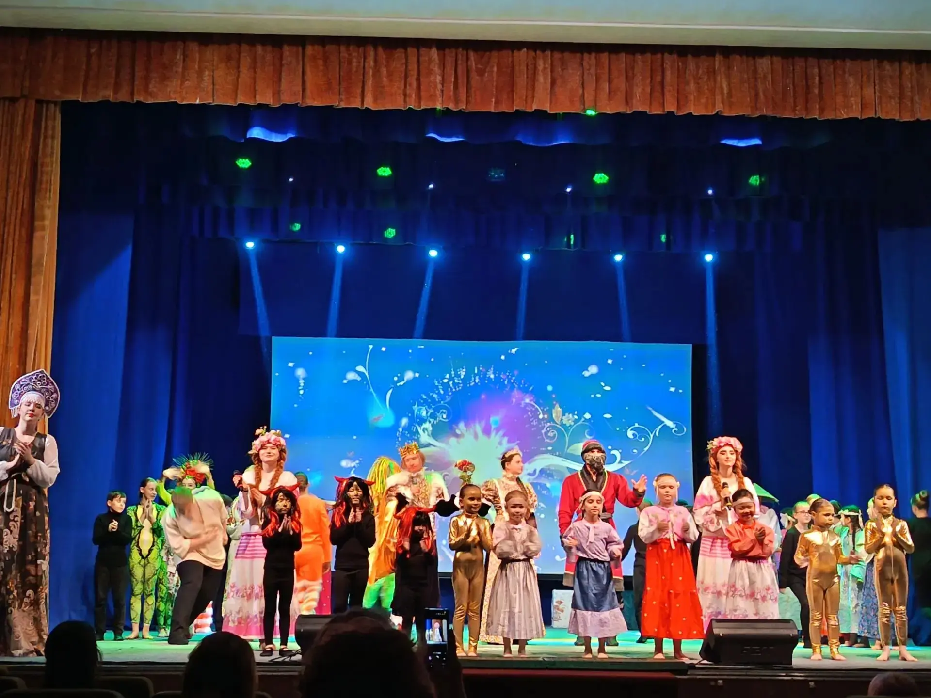 🎭 Творческий вечер в Доме творчества!

Недавно воспитанники летнего оздоровительного лагеря «Город 