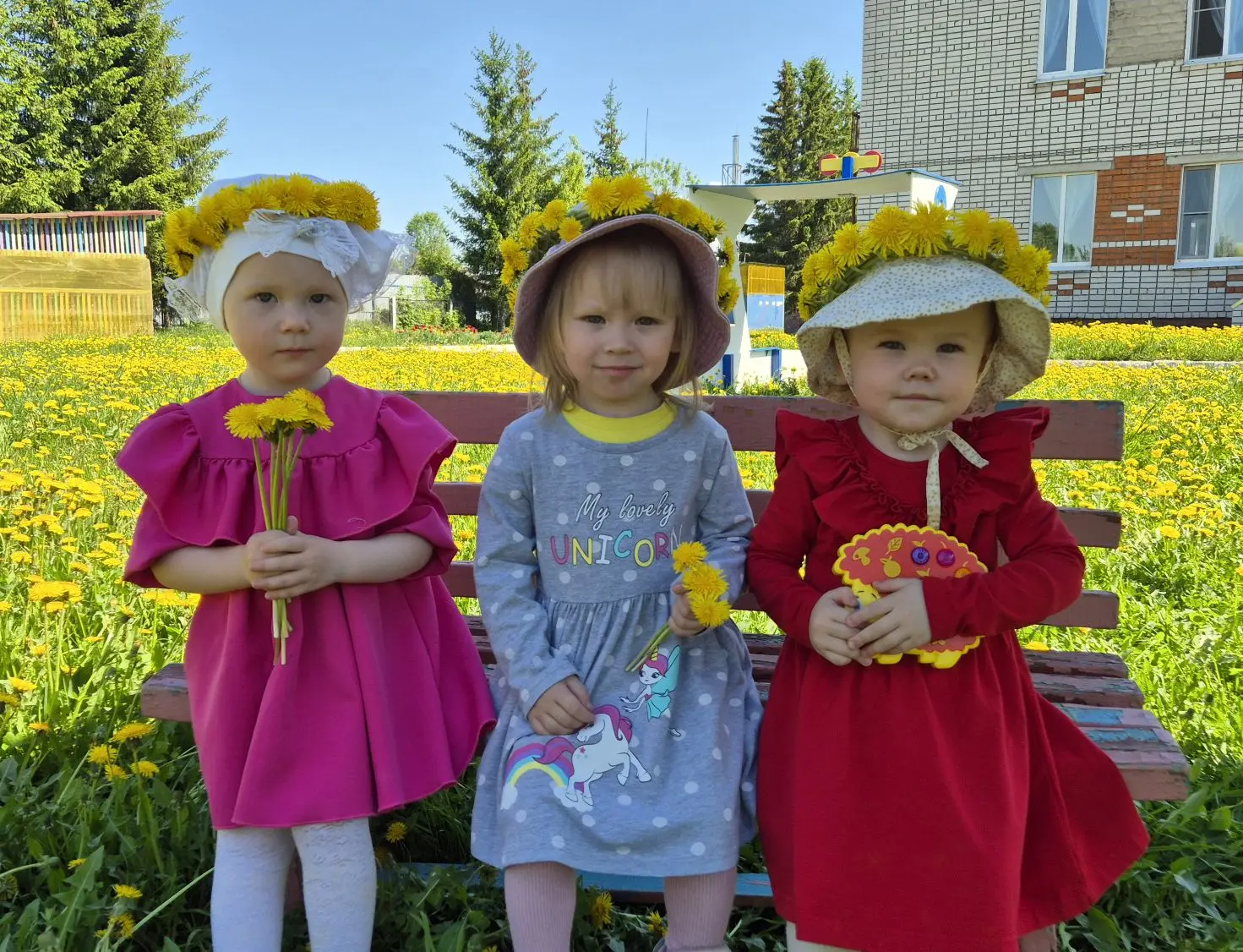 🌼 В нашем саду зацвели одуванчики!  Малыши с восторгом любовались этими солнечными цве...