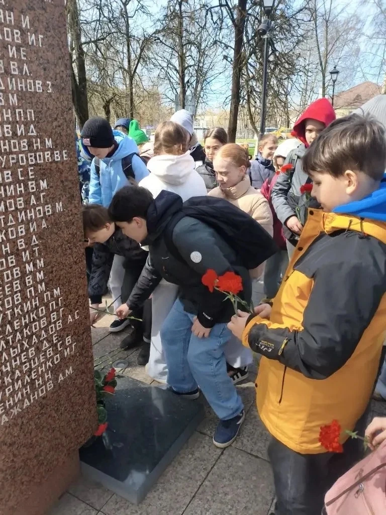 ✨ Накануне празднования Великой Победы ученики 5Г класса посетили Мемориал Великой Отечественной Вой