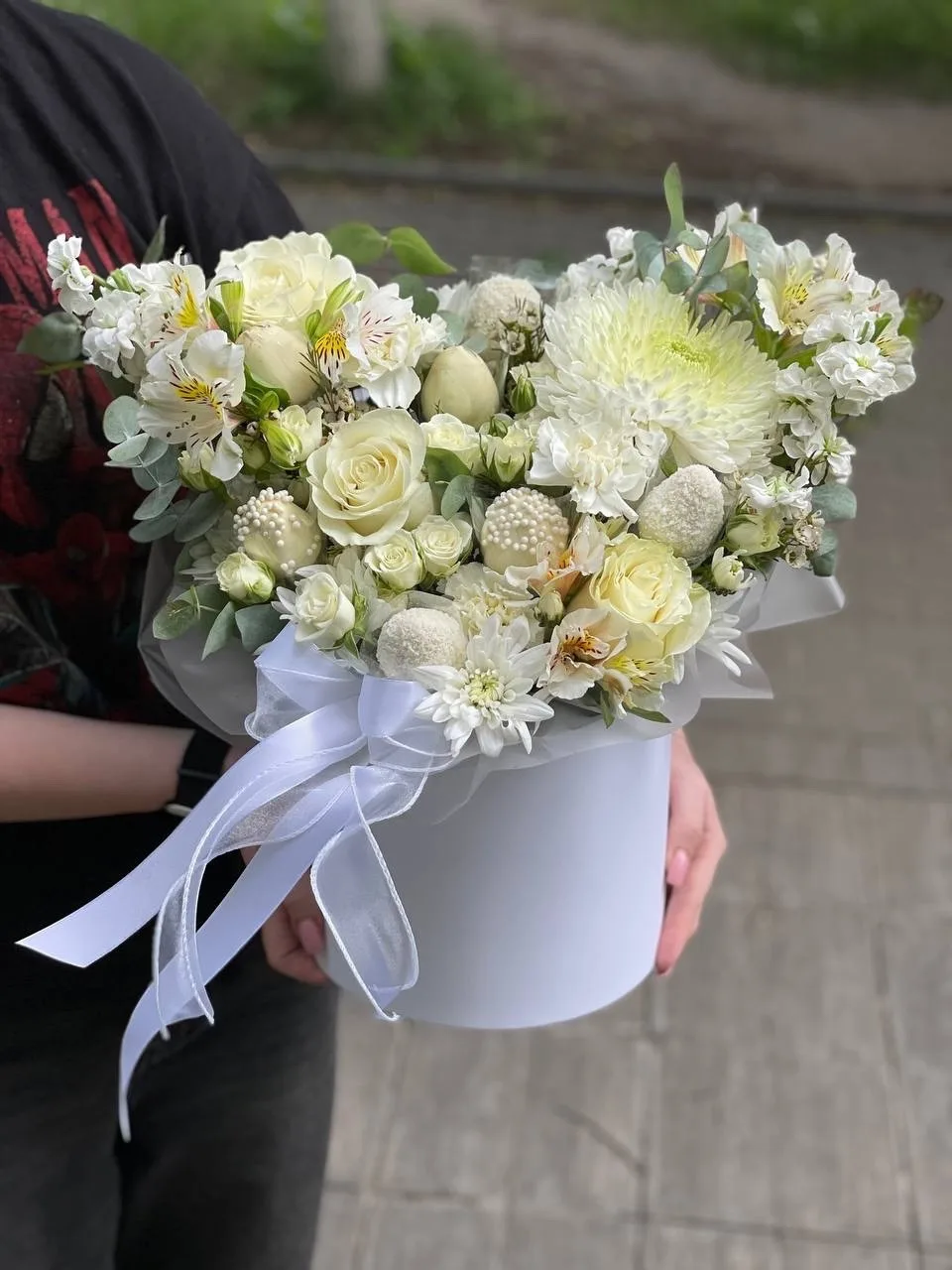 Композиция с цветами и клубникой в белом цвете 🤍