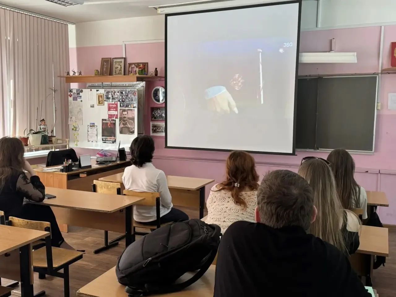 Учащиеся 7-10 классов посмотрели видеоролик, посвященный профилактике вовлечения несовершеннолетних 