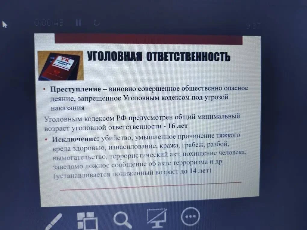 Правовой клуб для учащихся нашей школы  Сегодня для классов нашей школы провёл правовой клуб Денис Э