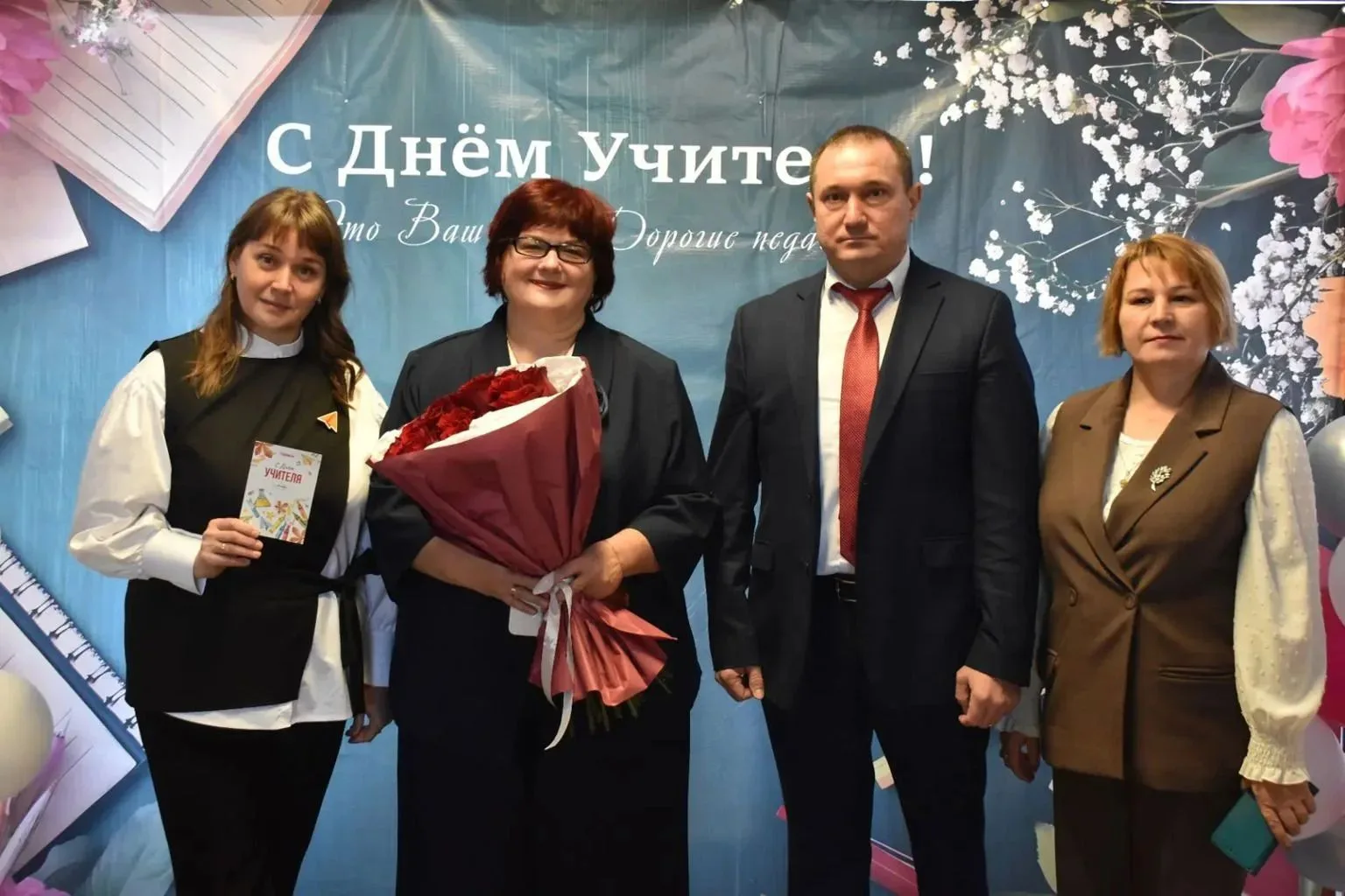 День учителя в Чебоксарах: море цветов, тёплых слов и искренних улыбок 🌸🎉
