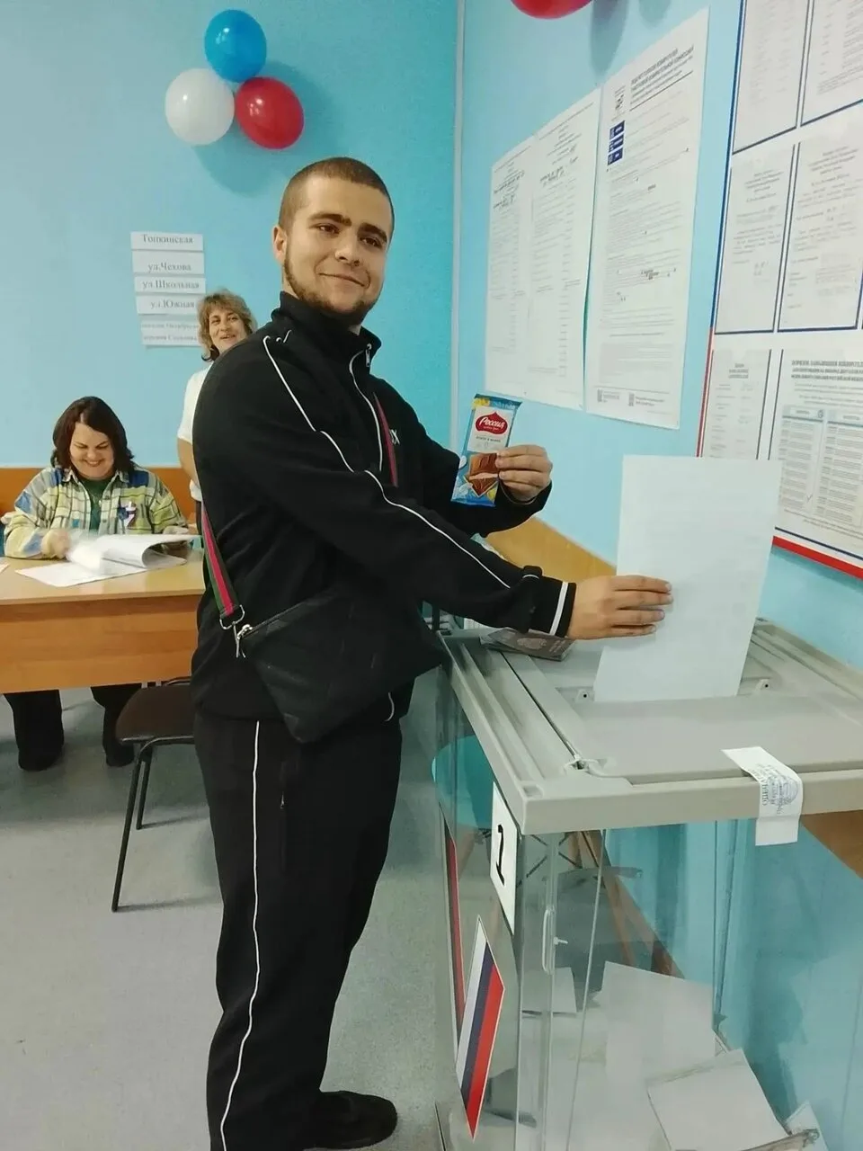 На избирательные участки продолжают приходить люди