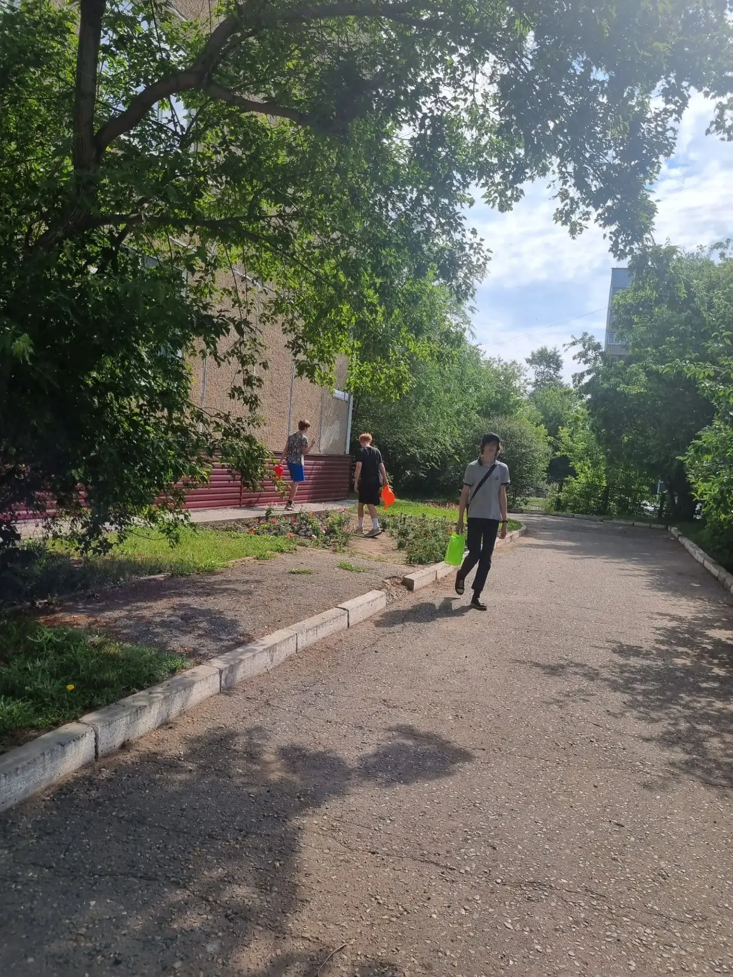 ☀️ Второй день трудовой бригады: солнце, свежий воздух и полезная работа! ☀️

Сегодня наши ребята сн