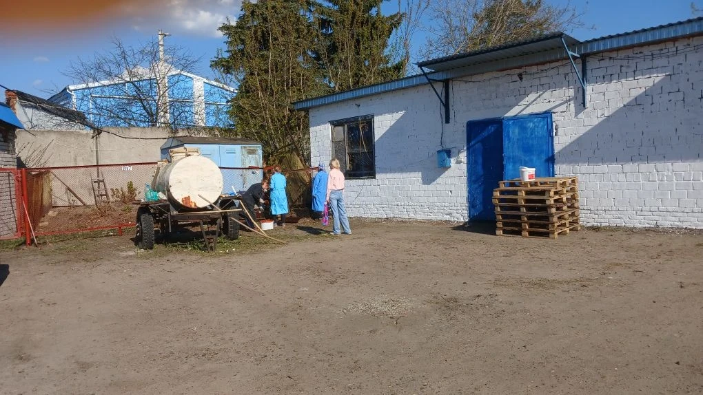 Сотрудники аппарата управления Канашского райпо провели весенний субботник, чтобы внест...