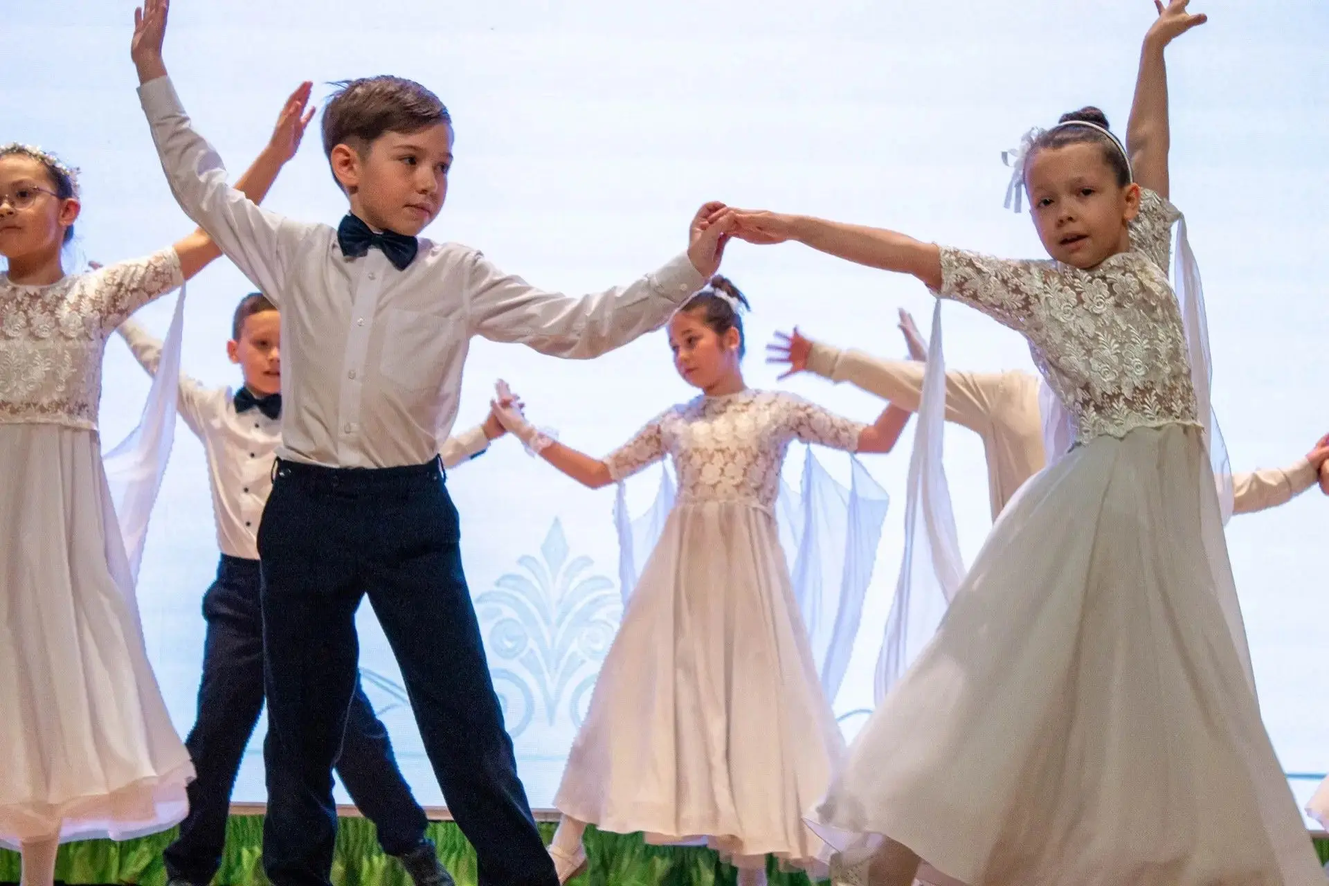 🎉 Исторический момент юбилея  🎉✨ В честь юбилея родной гимназии, холлы превратились в огромную танце