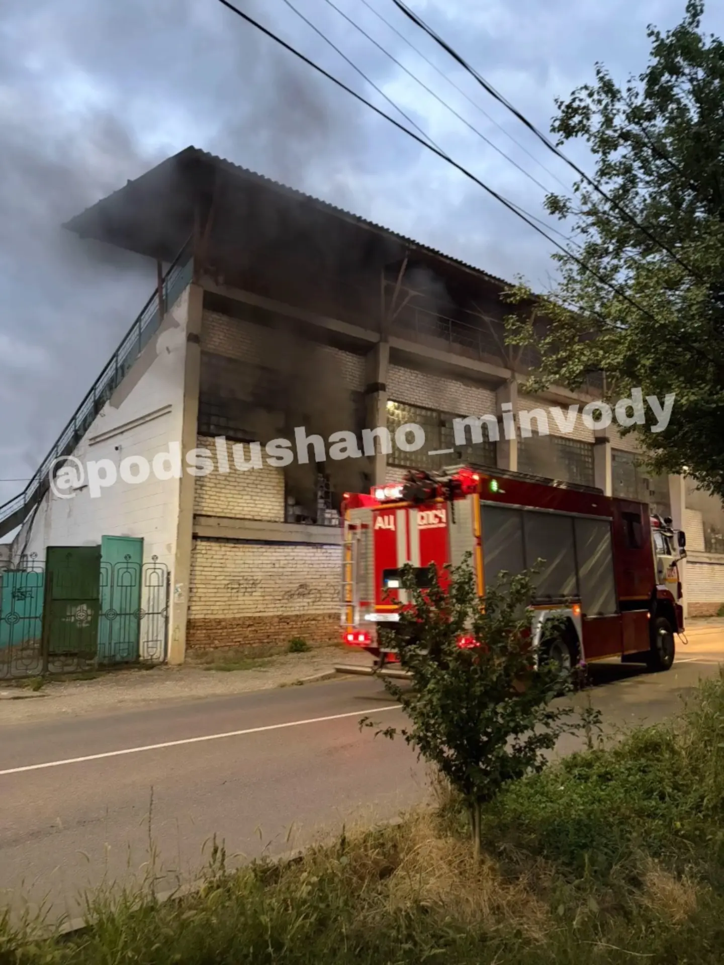 ⚡️В Минводах на стадионе загорелись 500 «квадратов» подтрибунного помещения и деревянны...