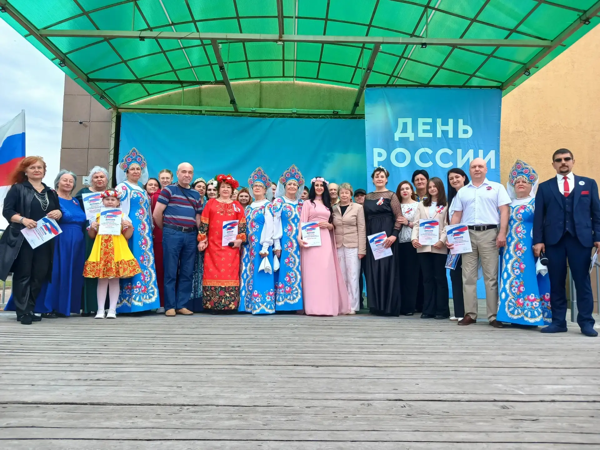 12 июня городскую праздничную программу, посвящённую Дню России, на летней сцене тайгин...