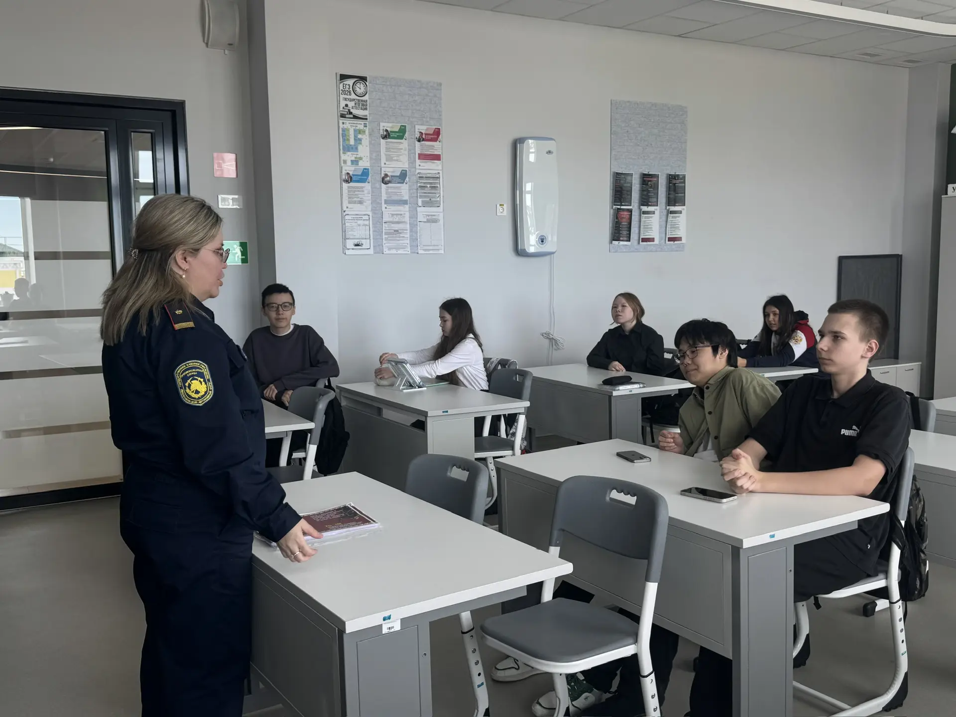 👩‍🚒 Огонь — не игра, а работа для настоящих.  Восьмиклассники сегодня примерили на себя взрослую сер