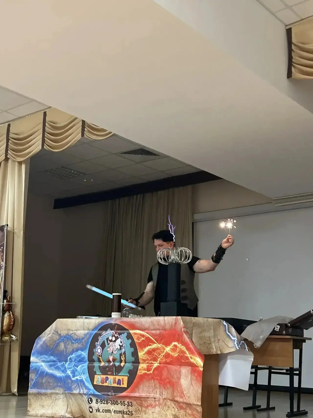 ⚡️ МОЛНИИ В ШКОЛЕ! ⚡️

Сегодня у нас было по-настоящему электрическое событие — в школе прошло захва