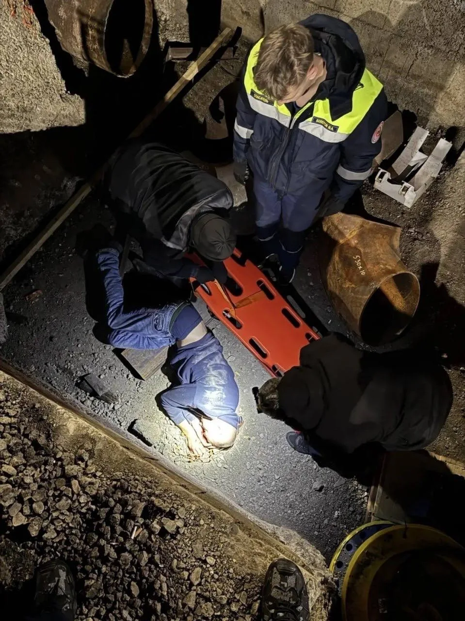 Спасатели в Новокузнецке достали мужчину из колодца глубиной три метра