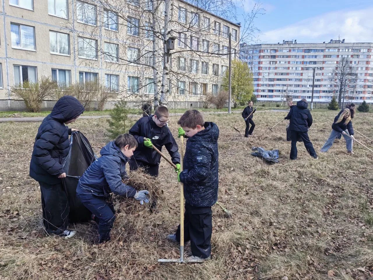В рамках ежегодно проводимой акции «Чистая среда» в школе проведен субботник по уборке пришкольной т