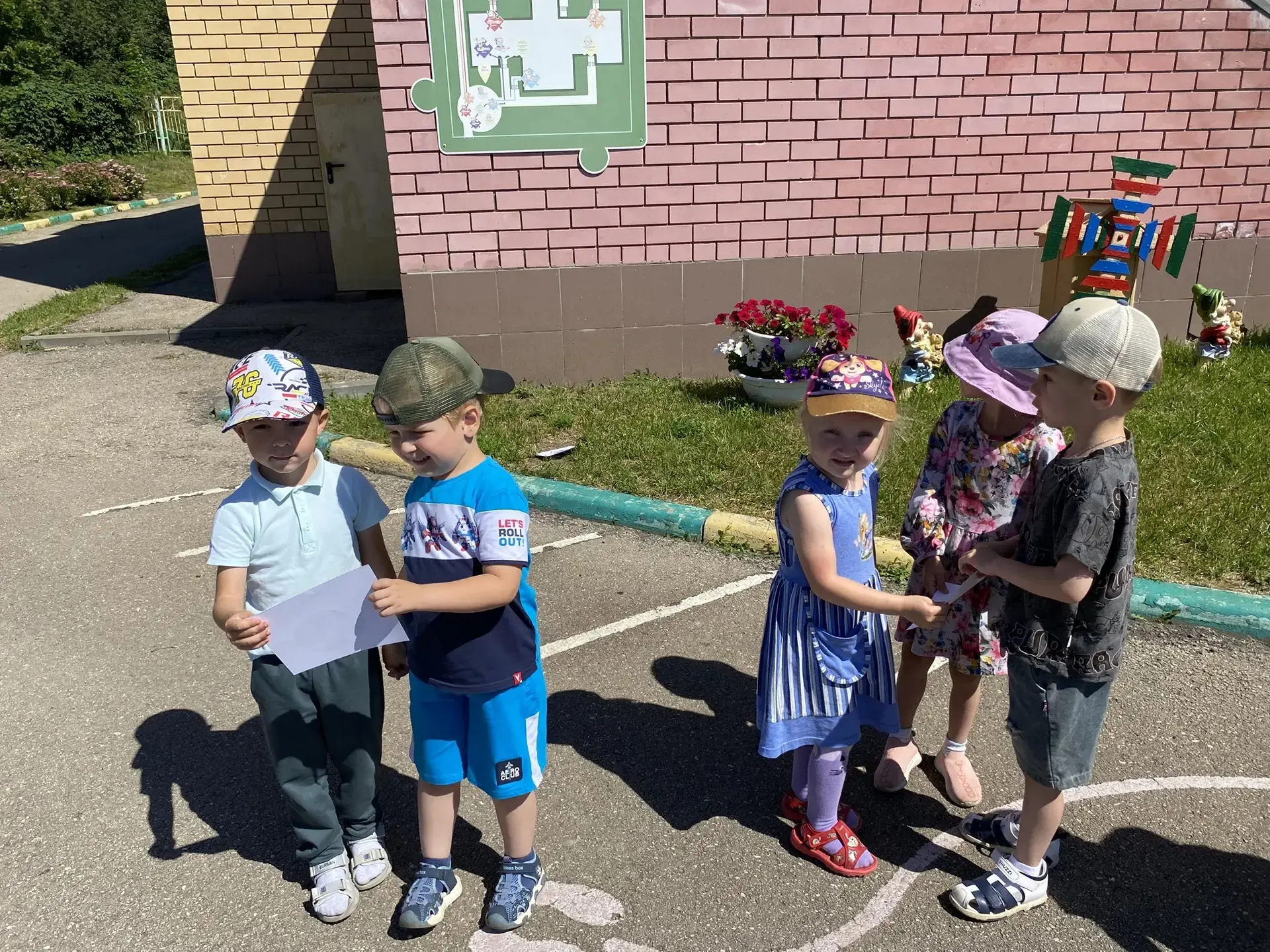 ☀️Прогулка с пользой: учимся, играя✨

🍀Сегодня на прогулке мы с ребятами выполняли интересное задан