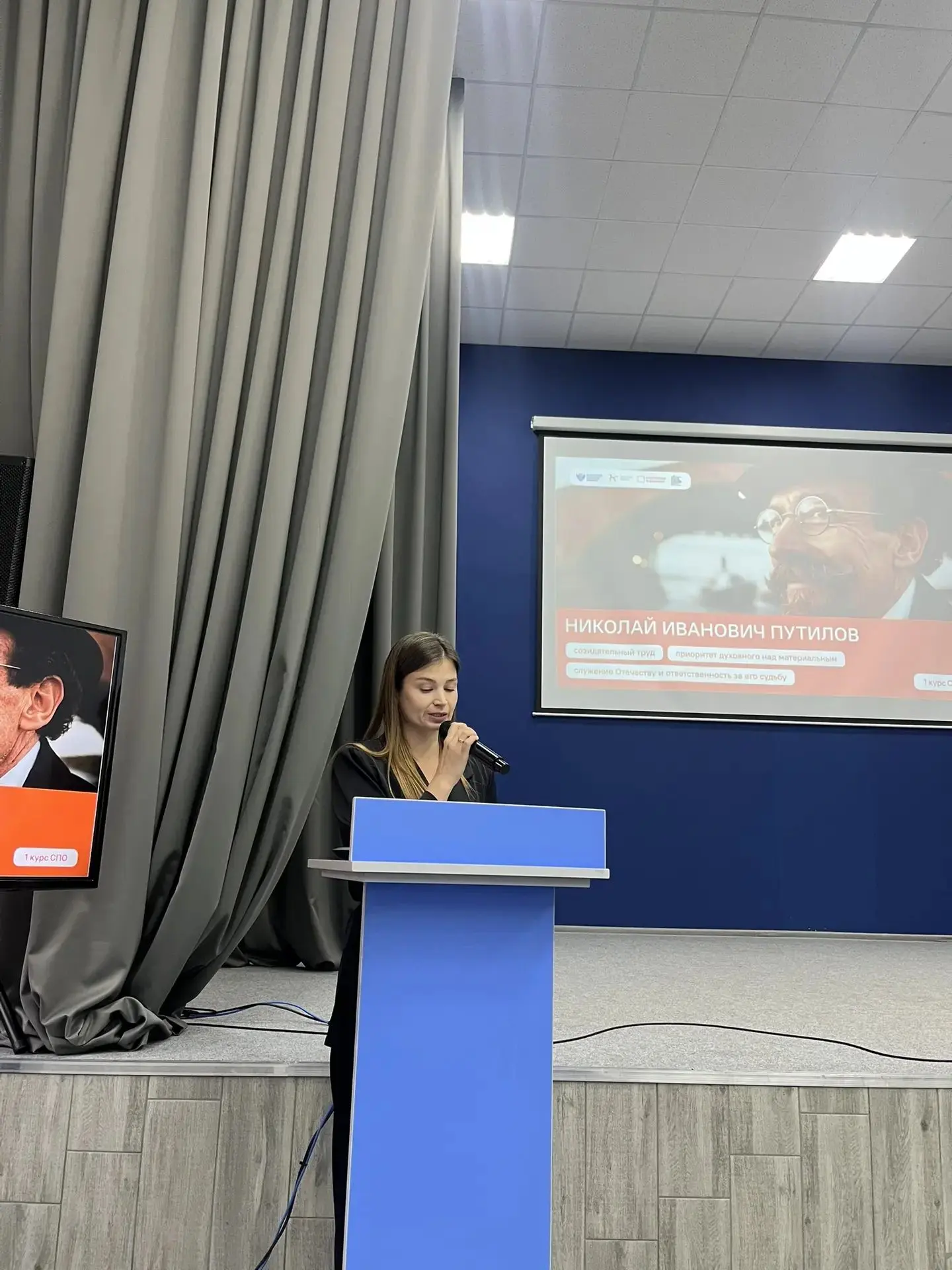 🚀  Торжественная линейка на площадке Дёма: начало учебной недели с особым настроем!