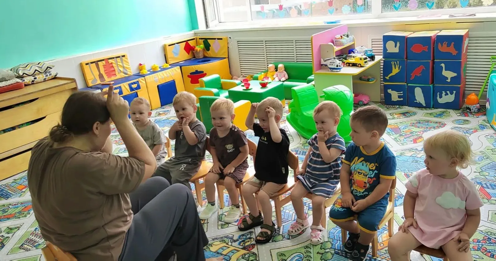 Первые шаги в большой мир: "Как малыши познают новую жизнь в детском саду."

Первые дни в детском са