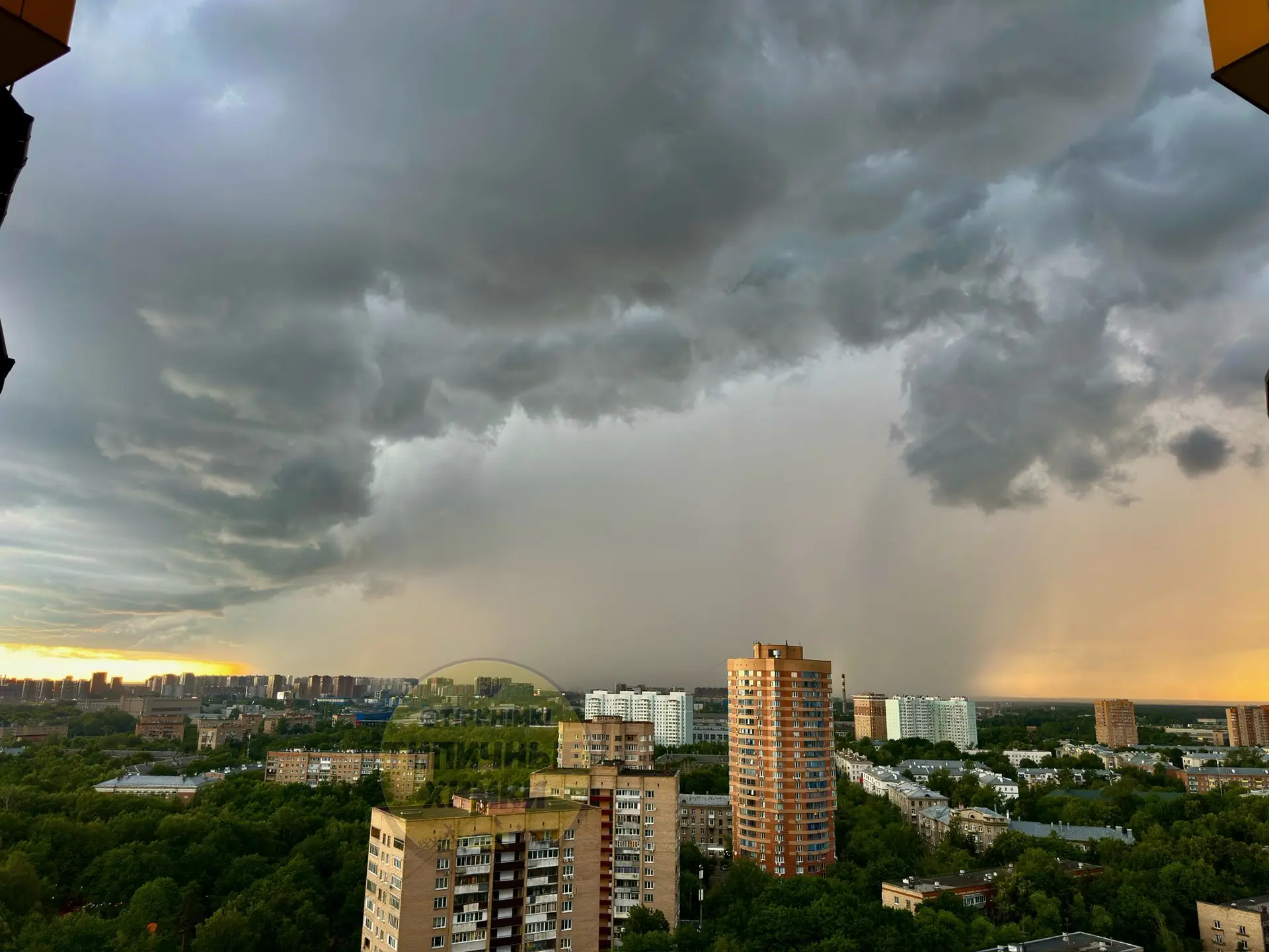 🌊 Сейчас в Химках мощно ливанёт!