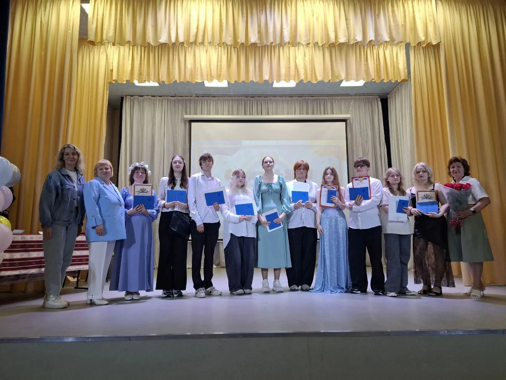 27 июня для наших одиннадцатиклассников стал двойным праздником! Ребята получили аттестаты и заверши