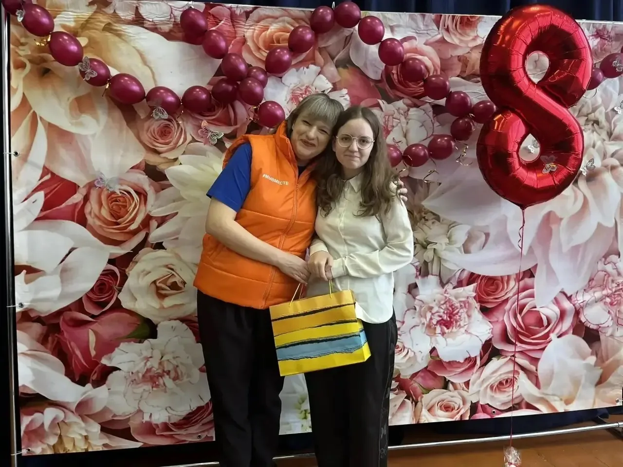 «Вам, любимые!»: В Новошахтинске поздравляют семьи наших героев 🌸 В эти предпраздничные дни наш горо