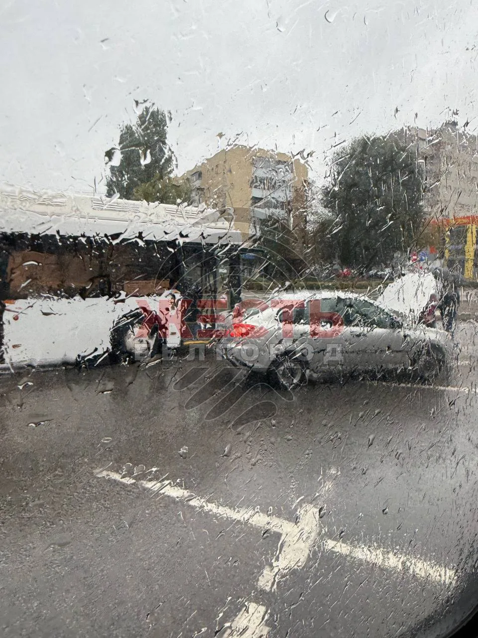 ❗️Этим утром на Щорса столкнулись автобус и легковушка, — сообщают очевидцы.