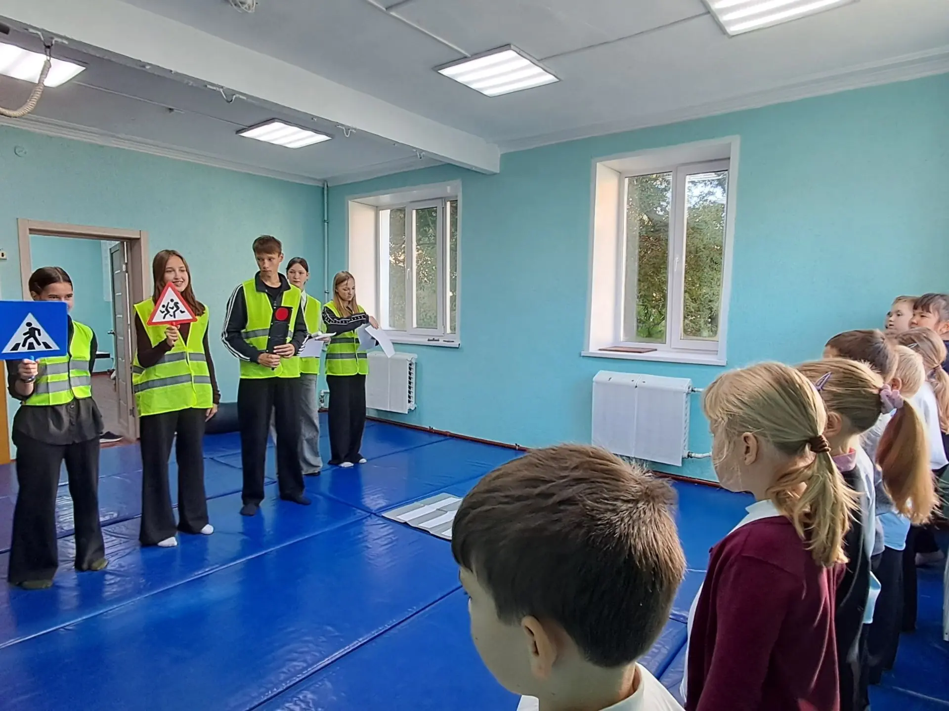 🚦 В рамках Всероссийской недели безопасности отряд ЮИД провёл для первоклассников торж...