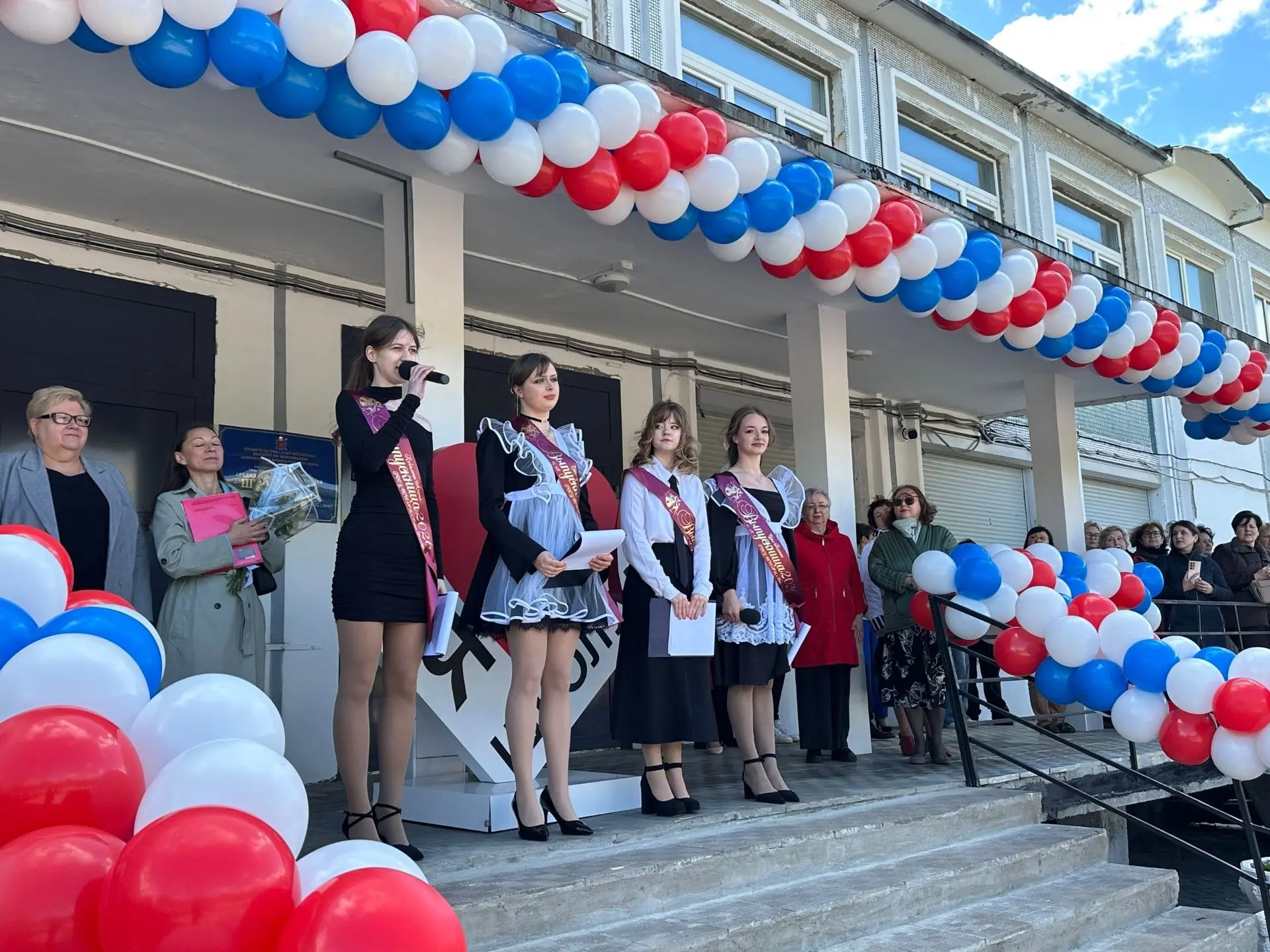 Привет, школа 👋  Ну вот и все! Прозвенел тот самый звонок 🛎  Сегодня в нашей школе было по-особенном