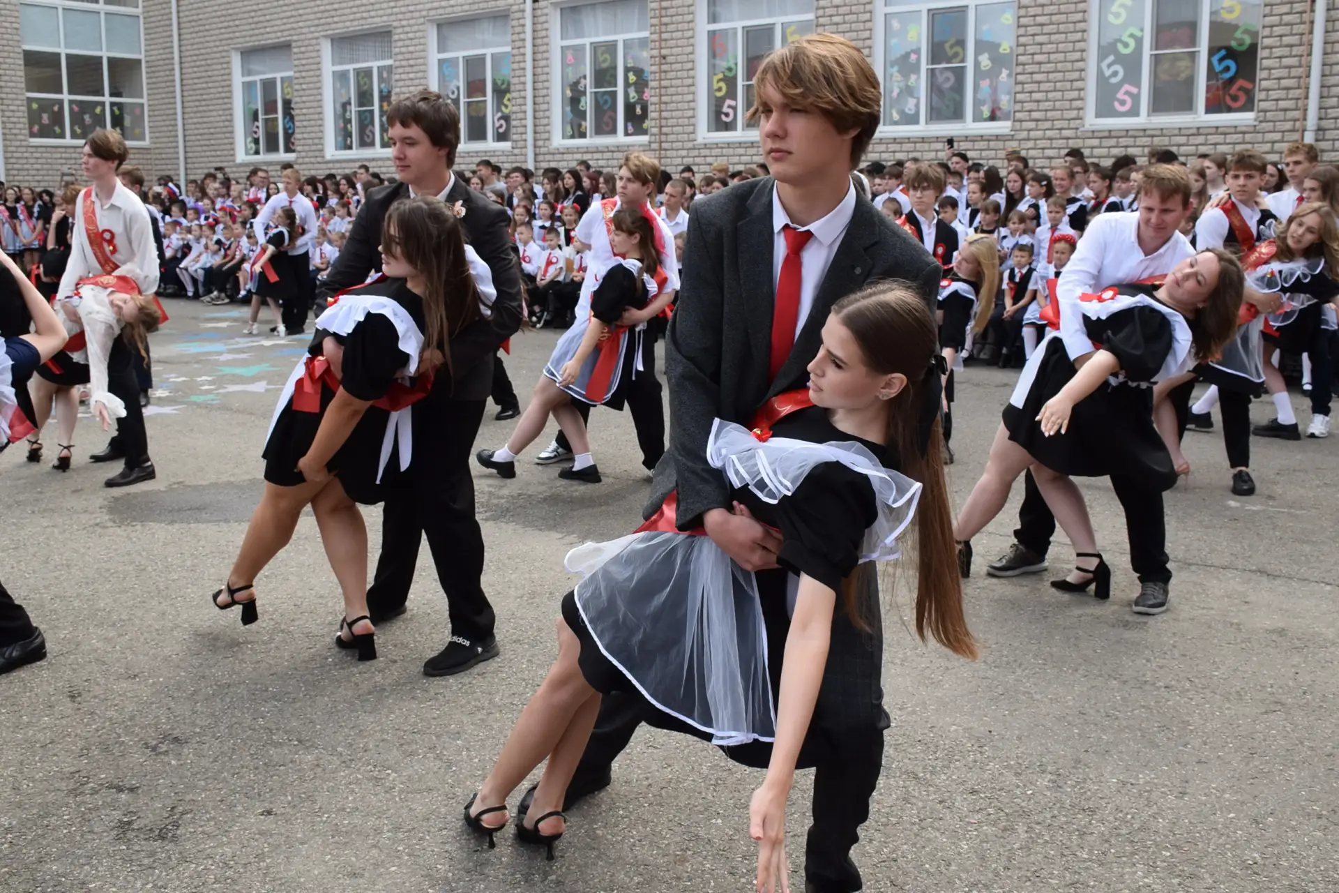 Остановись, мгновенье!  Сегодня волнительный и трогательный день для всех выпускников района. Мы усп