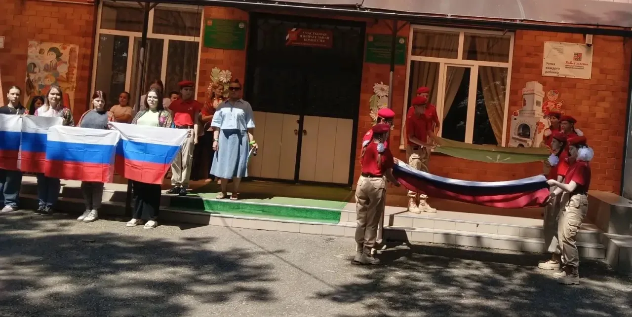 Юнармейцы из школьного отряда «Родина» приняли участие в мероприятиях, посвящённых Дню России: торже