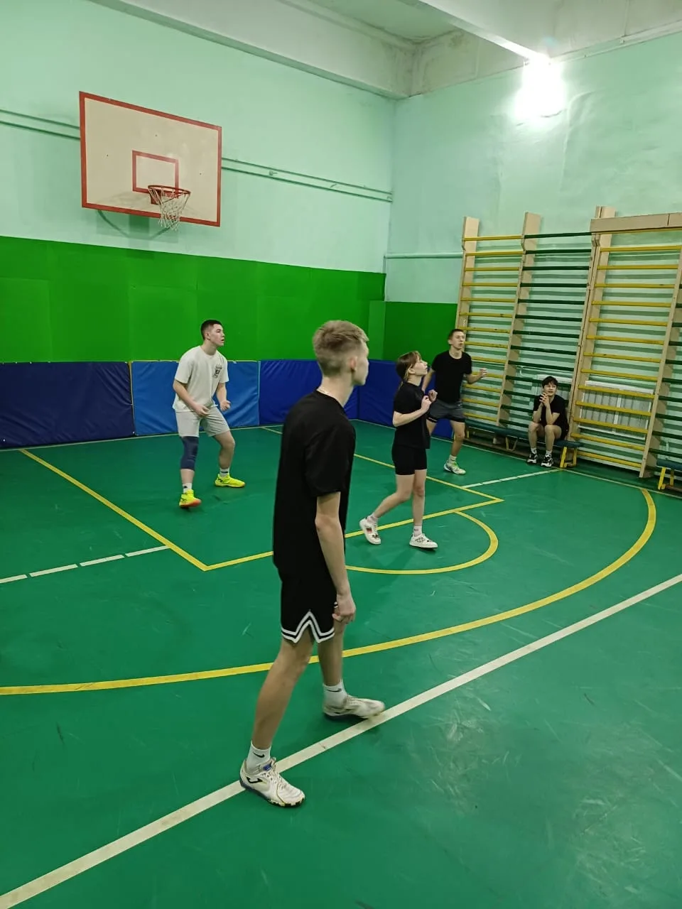 Приглашаем на тренировки в наш школьный спортзал! 🏐💪