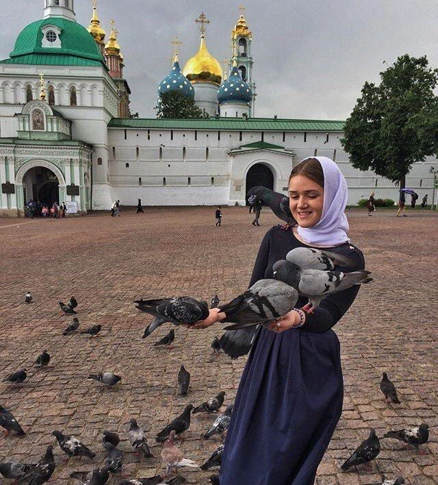Не тот силен, кто злом ответит,
Кто зло людское отомстит,
А тот, кто злое не заметит,
И все с любовь