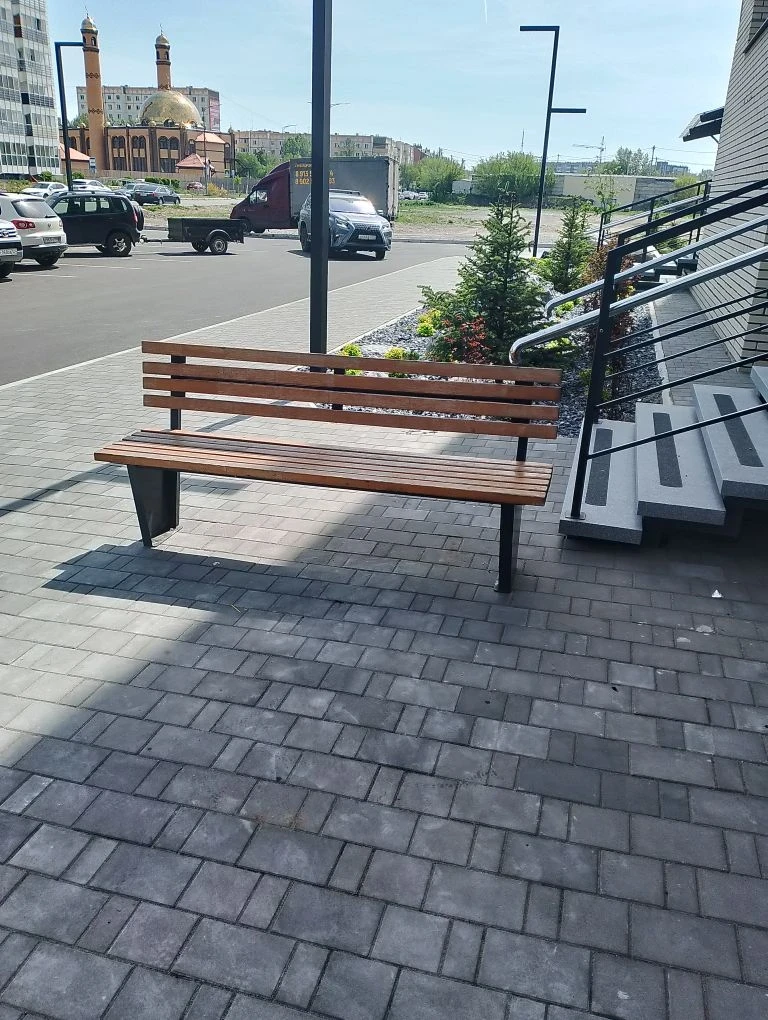 Авиаторов 1Б, закрепили скамейку.