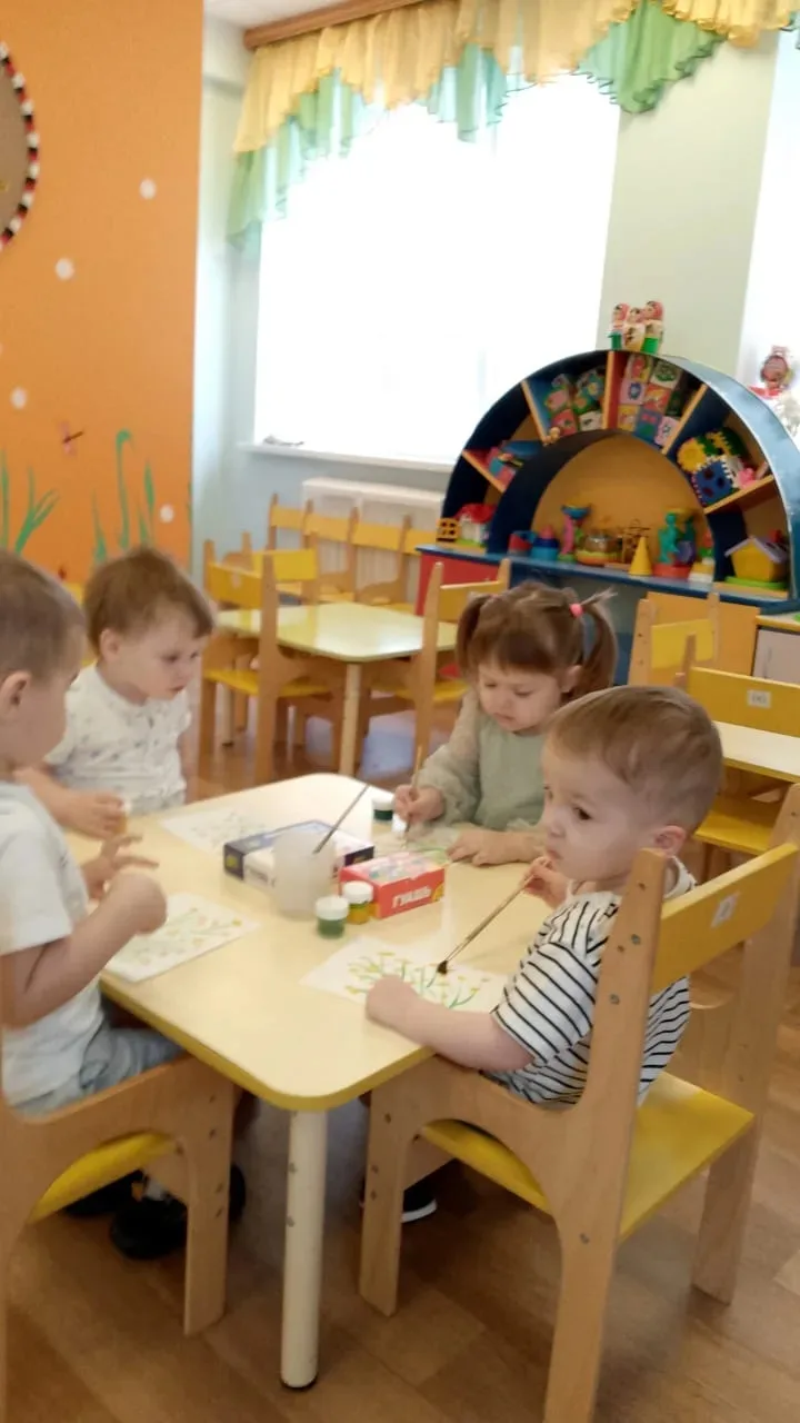 Весна - это время года,когда просыпается природа,пригревает теплое солнышко,птицы радуют своим пение