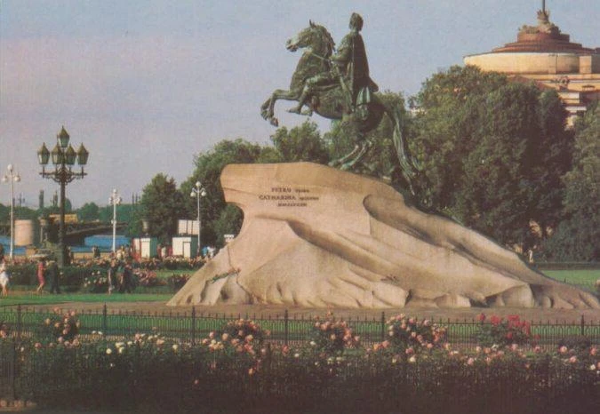 А на чём же стоит Медный всадник? 👀

Подножие известного монумента украшает огромный валун, найденн