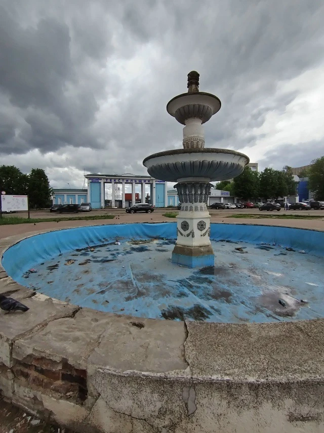 Спасибо властям за ещё один арт-обьект в городе. Не работающий, упоротый фонтан.