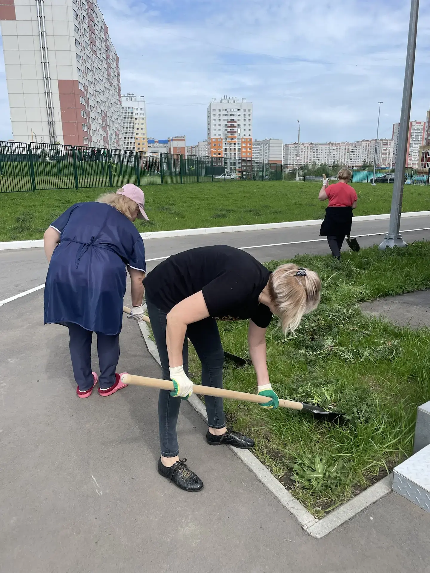 🌿 Чистый двор — наша общая забота!  Приближается конец учебного года, и лицеисты с особым вниманием 