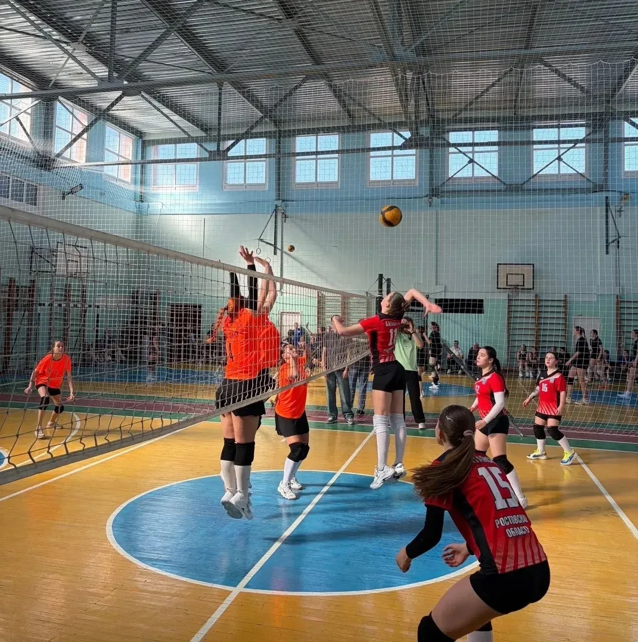 Наши золотые девчонки! 🌟🏐Посмотрите, как красиво наши юнармейцы выступили на областном Кубке по воле