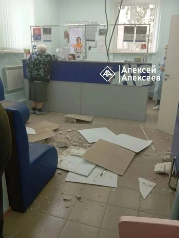 ❗️Жителей Дзержинска из колеи выбить непросто

Со слов горожан, в одном из медцентров там рухнула ча