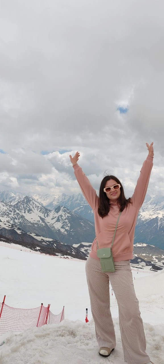 С днем России 🤩
Год назад в этот день мы были на Эльбрусе😁