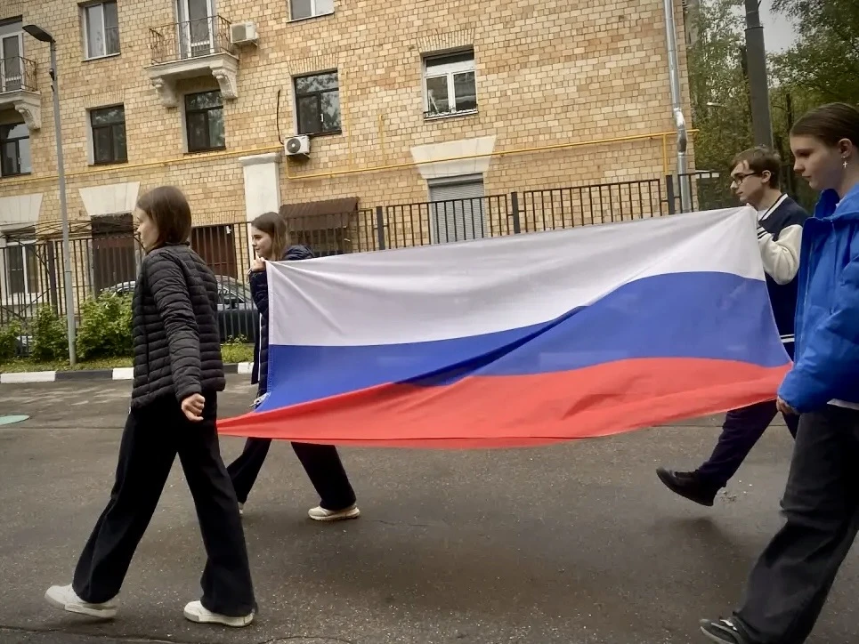 С чего же начался первый учебный день после длинных праздников?   🇷🇺 Конечно же, с поднятия флага Ро