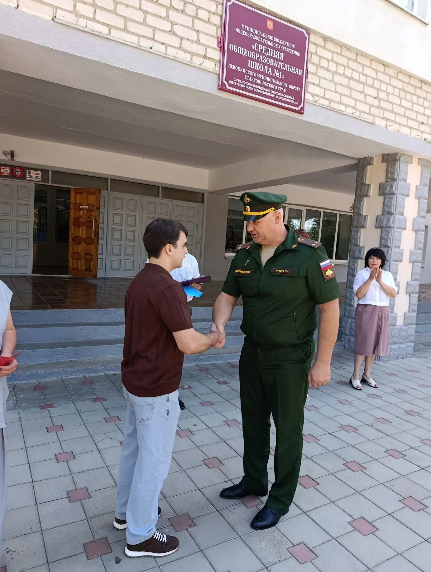 На торжественных линейках, посвящённых памяти жертв Беслана, в школах № 1 и № 2 села Ле...