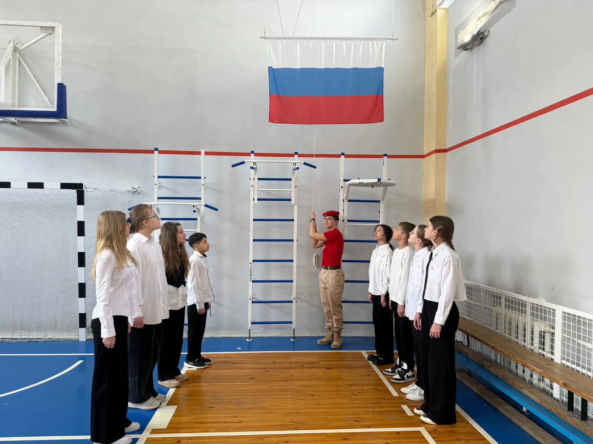 🇷🇺По традиции утро понедельника в нашей школе началось с церемонии поднятия флага и исполнения гимна