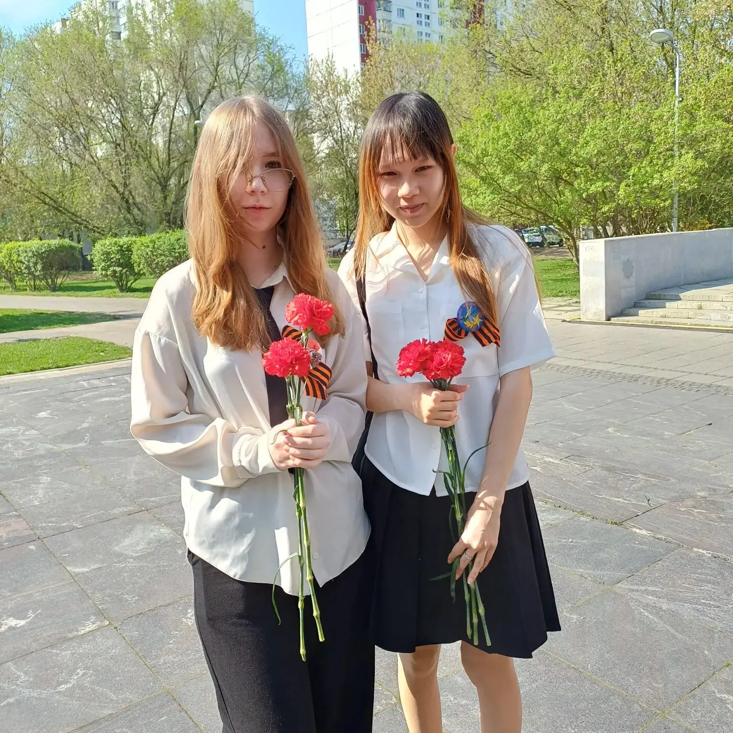 🌹 8«Б» у памятника Мусы Джалиля: тишина, цветы, память  В преддверии 9 Мая ребята почтили память гер