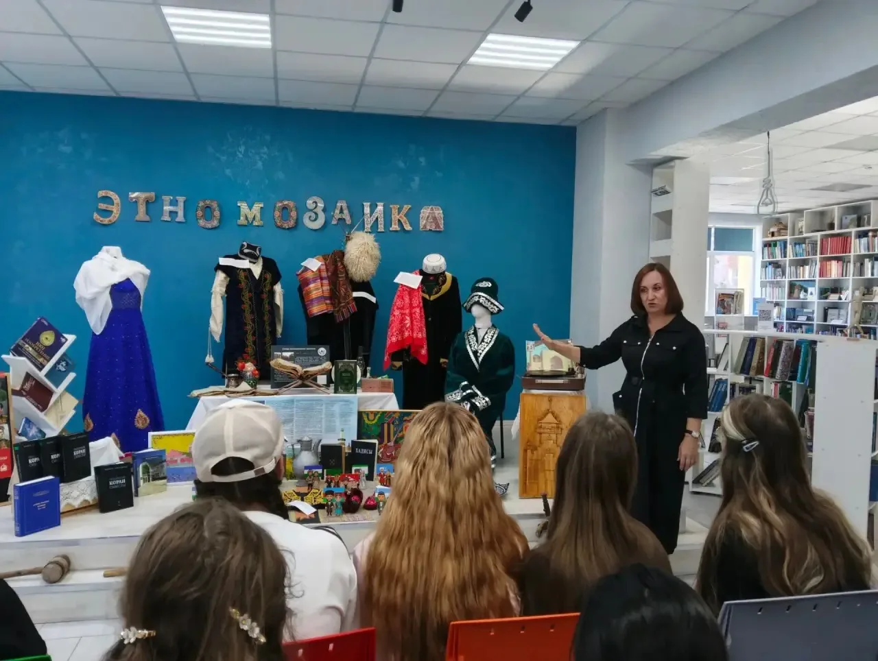 Сегодня в центральной библиотеке проведён обзор этнографической выставки «Мусульманский...