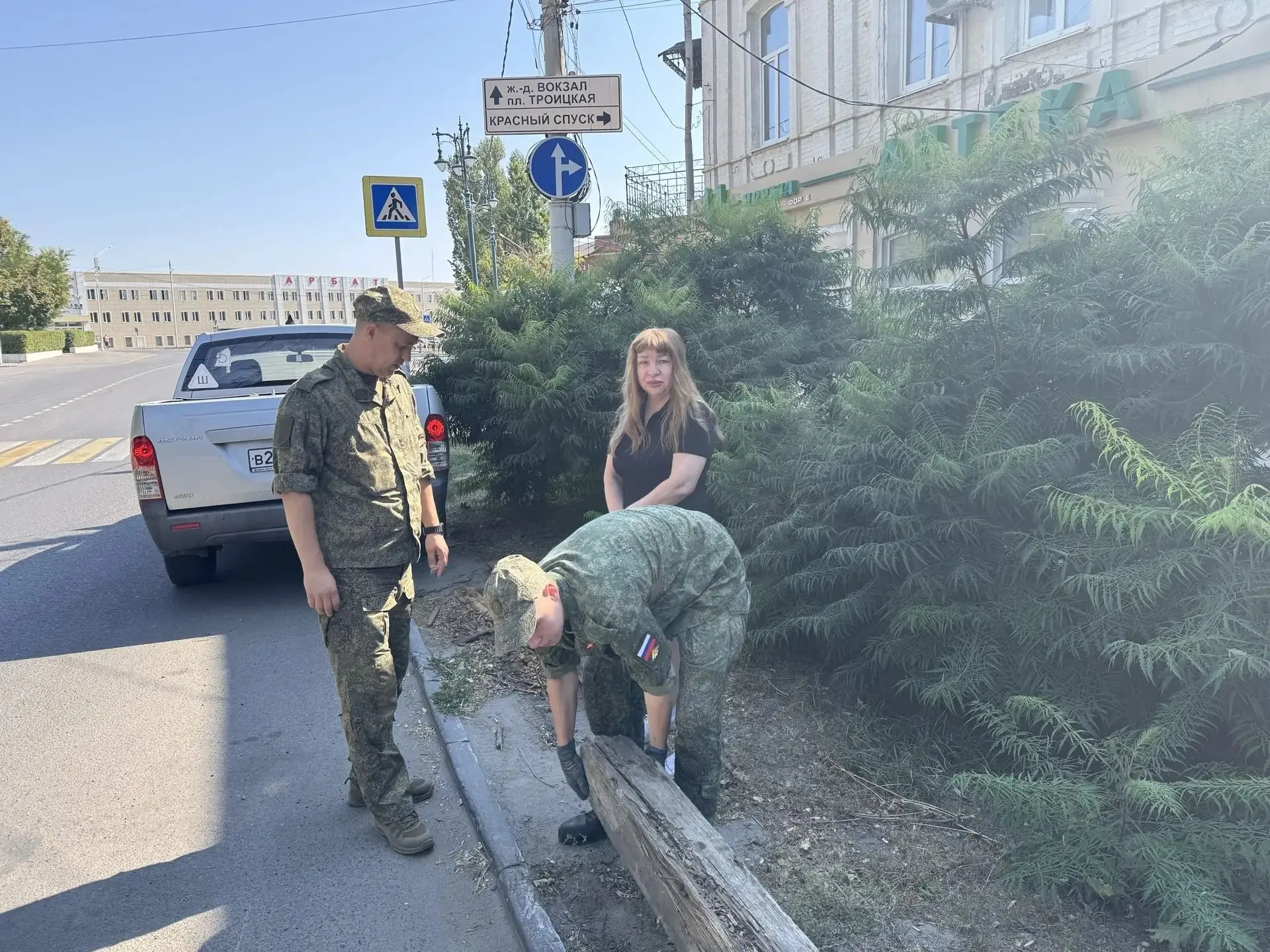 В Новочеркасске прошел субботник на улице Александровской и площади Ермака.